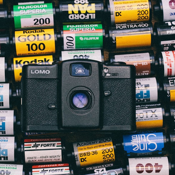 黑色Lomo摄像头，位于照片胶片上方