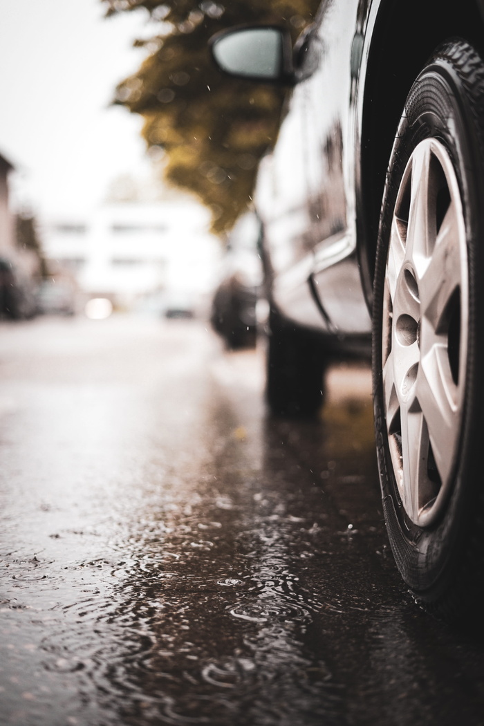 雨天路上经过的黑色汽车