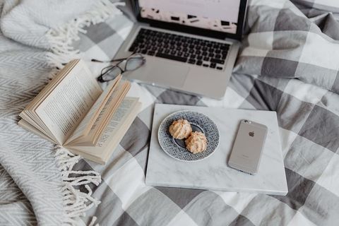 在床上工作所需的一切