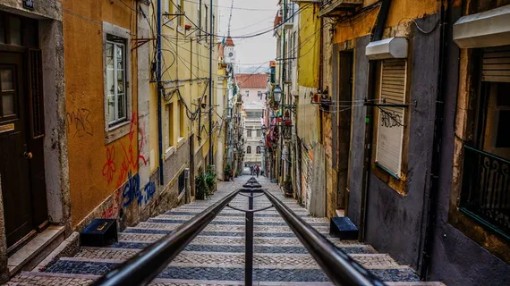 小巷、房屋、扶手、楼梯、台阶、城市、城镇、楼下