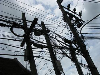 电力、电压、分配器、电线杆、电力线、电缆、低角度视图、天空