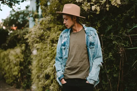 蓝色牛仔夹克男子浅焦照片 蓝色牛仔夹克男子浅焦照片