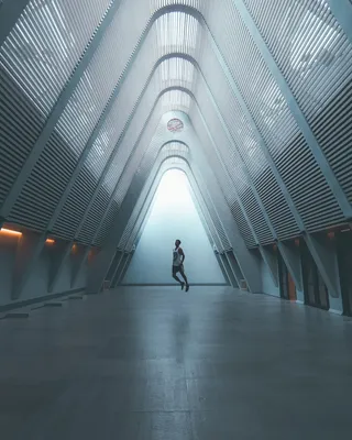 站在灰色金属结构内的人