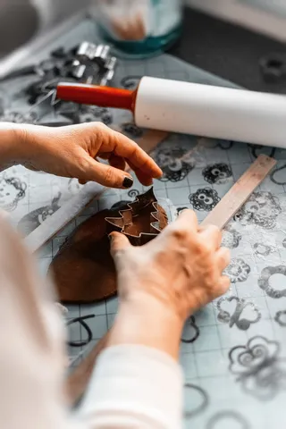 白色擀面杖附近的饼干切割器