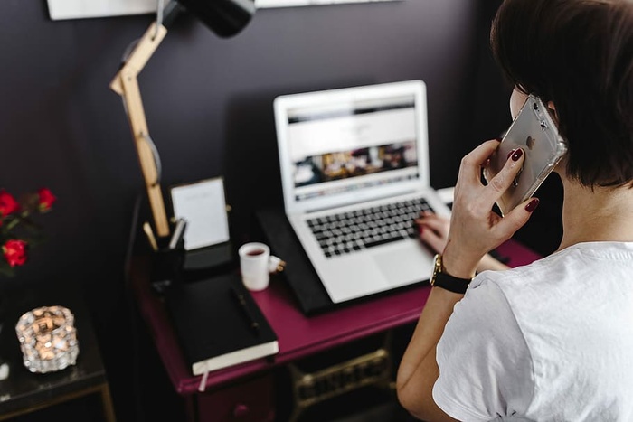 内政部的粉红色办公桌