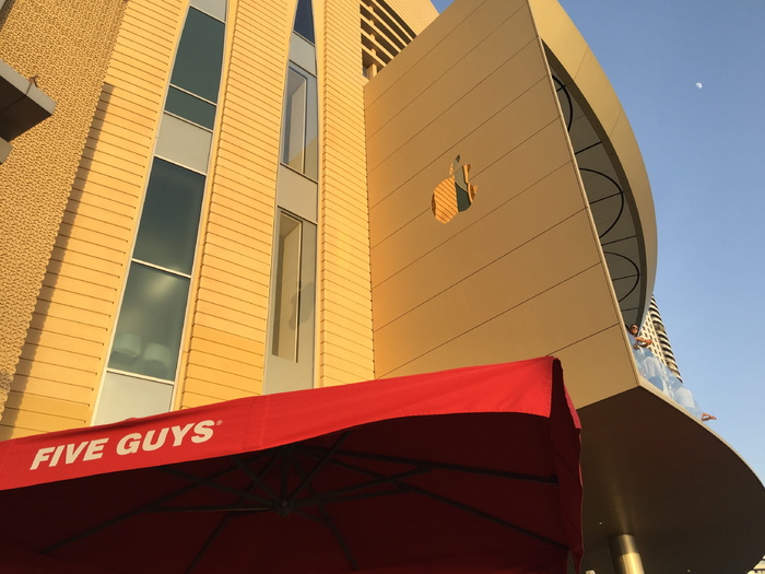 迪拜，阿拉伯联合酋长国，餐厅，雨伞，遮阳棚，标志，苹果标志，建筑