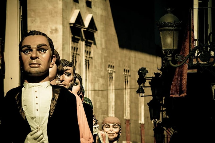 黑色壁灯旁的人体模型