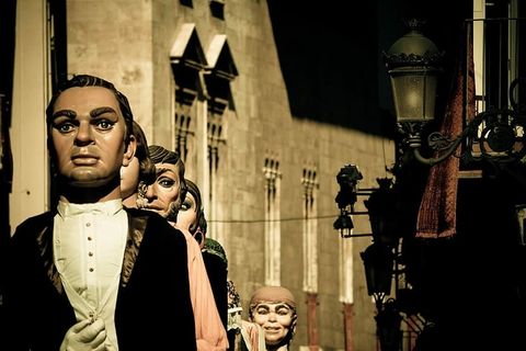 黑色壁灯旁的人体模型