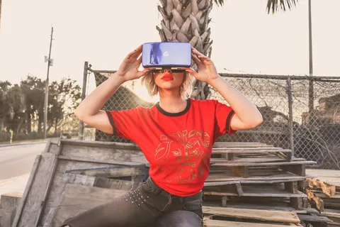 穿着红色圆领T恤、戴着虚拟现实眼镜的女士