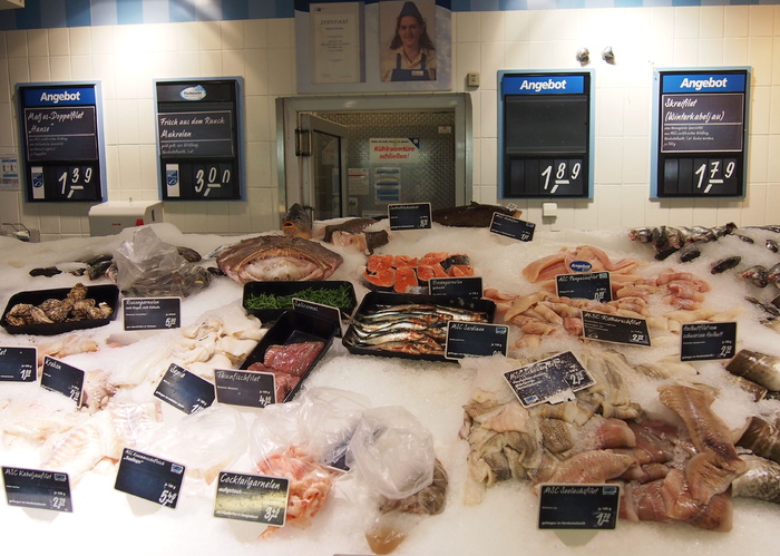 提供鱼类柜台、超市、市场、鱼类、购买、海鲜、消费