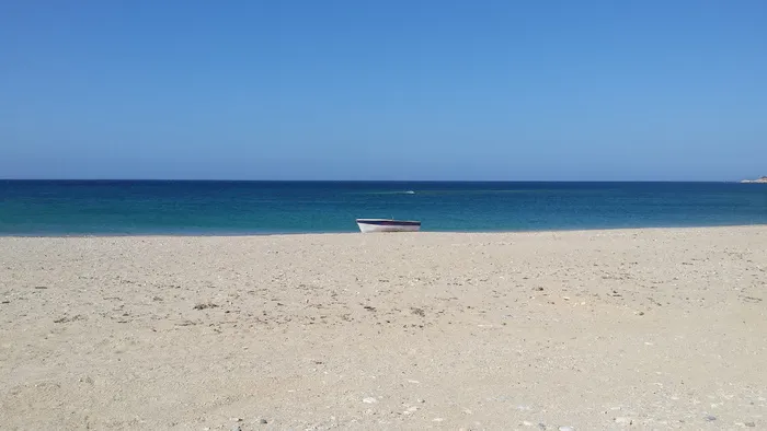 岸上的船，海，八月，希腊，假日，船，水面上的地平线，海滩