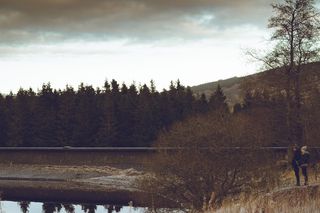 两个人站在湖边