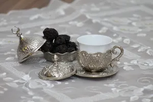 白色陶瓷杯，土耳其，摩卡咖啡，枣，饮料，吃，土耳其摩卡咖啡，斋月