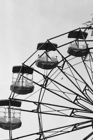 摩天轮黑白照片