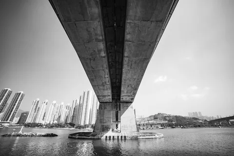 高层建筑的桥梁灰度摄影