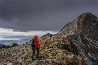 个人，穿着，红色，连帽衫，站立，山地，山顶，灰色