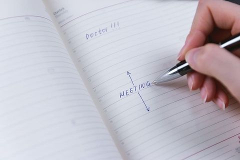 日历桌上手写单词会议的特写 日历桌上手写单词会议的特写