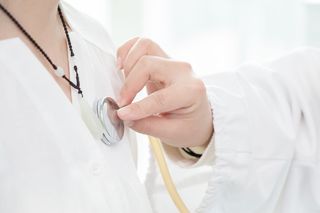 个人、佩戴、串珠、黑色、项链、使用、听诊器、护士