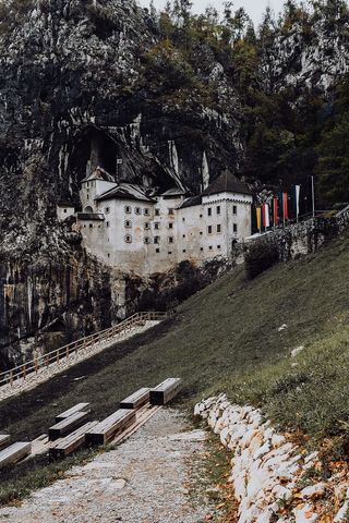 斯洛文尼亚波斯托尼亚洞穴口的Predjama城堡