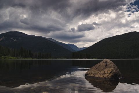 美国科罗拉多州，山地，山地湖，水，岩石，森林，森林湖