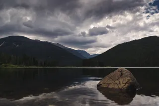美国科罗拉多州，山地，山地湖，水，岩石，森林，森林湖