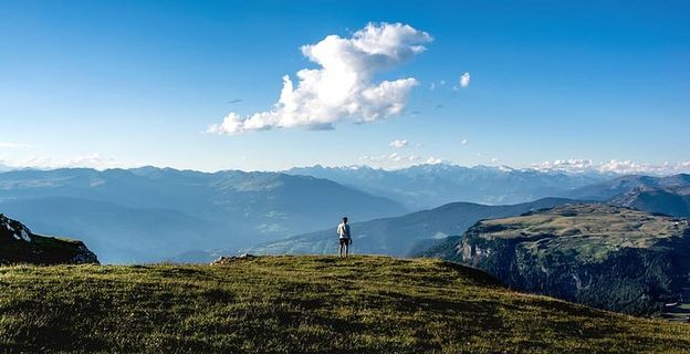 人，站着，山，白，蓝，天，白天，自然