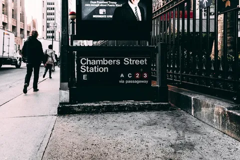 在路上行走的人