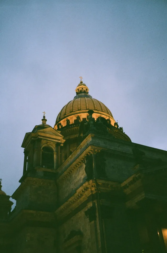 黄色和黑色混凝土穹顶建筑