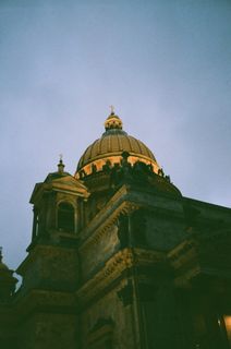 黄色和黑色混凝土穹顶建筑