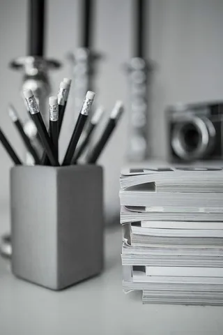 铅笔、杂志和一个旧灯泡