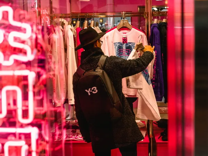 男子搜查服装