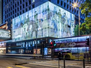 大楼前的双层巴士