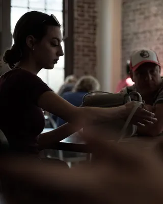 真实的人, 坐, 室内, 妇女, 两个人, 人, 生活方式, 女性