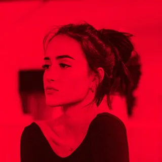穿黑衬衫的女人的肖像照片 穿黑衬衫的女人的肖像照片