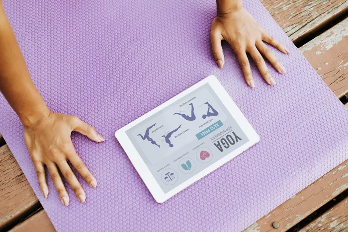 看着银色Ipad练瑜伽的人