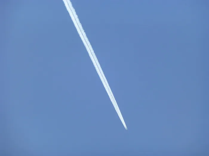 小径，飞机，蓝天，户外，天空，风景，宁静，平流层