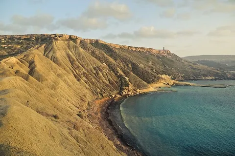 马耳他黄金湾梅利埃哈(Mellieha Malta)的侧视图,碧蓝的海水和岩石 马耳他黄金湾梅利埃哈(Mellieha Malta)的侧视图,碧蓝的海水和岩石