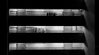 三层建筑的灰度照片