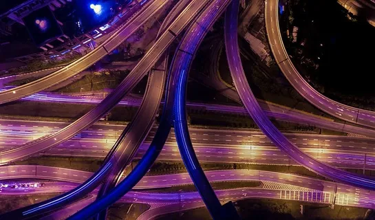 延时摄影、车辆、路过、道路、夜间、建筑、建筑、基础设施 延时摄影、车辆、路过、道路、夜间、建筑、建筑、基础设施