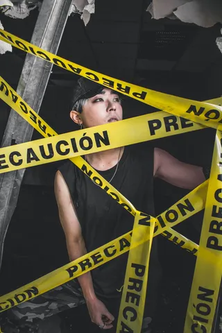 身穿黑色背心的男子站在预制带附近