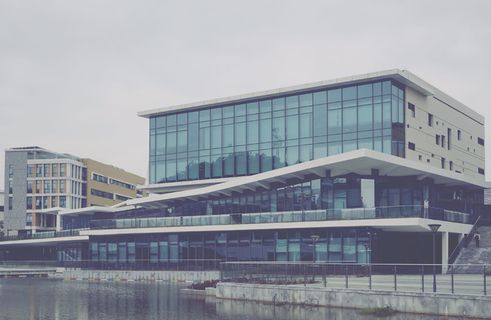 灰黑色混凝土建筑