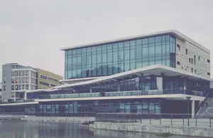灰黑色混凝土建筑