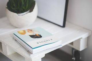 小木桌，一盆植物和一个灰色钱包