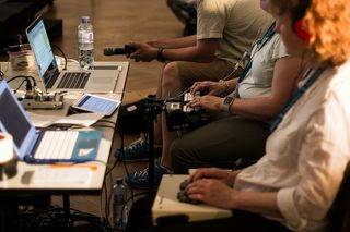 电脑、办公桌、教育、团体、笔记本电脑、人、电视制作、作家