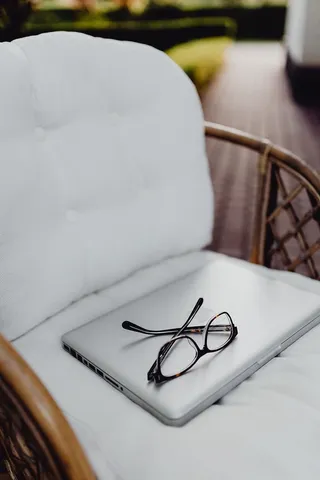 带笔记本电脑的户外办公室