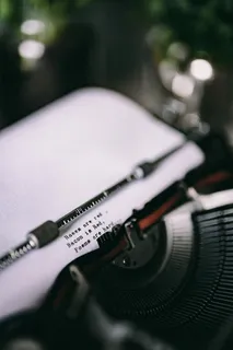 在旧打字机上输入引号的特写视图