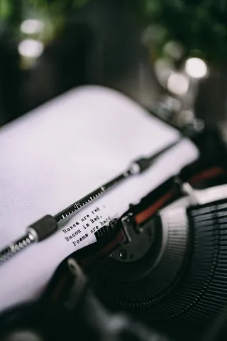 在旧打字机上输入引号的特写视图