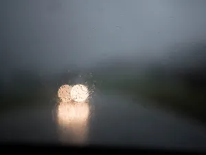 黑色、汽车、水滴、火炬、玻璃、灰色、灯光、火车