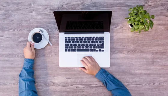macbook、pro、surface、computer、from Over、hands、first person、pov macbook、pro、surface、computer、from Over、hands、first person、pov