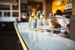 室内舒适的现代咖啡馆